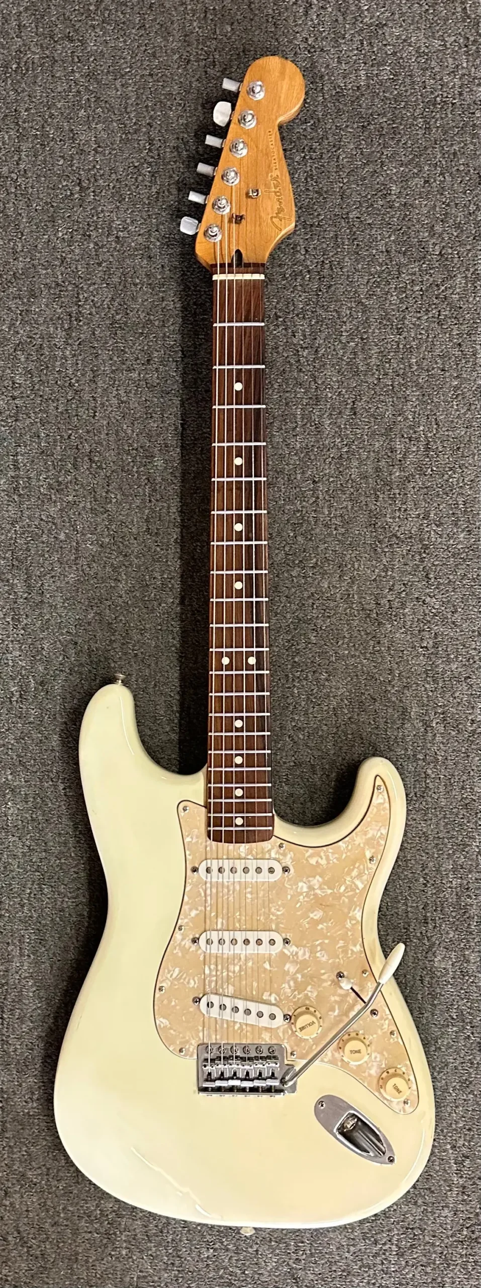 Fender Stratocaster - White With Rosewood Fingerboard 1