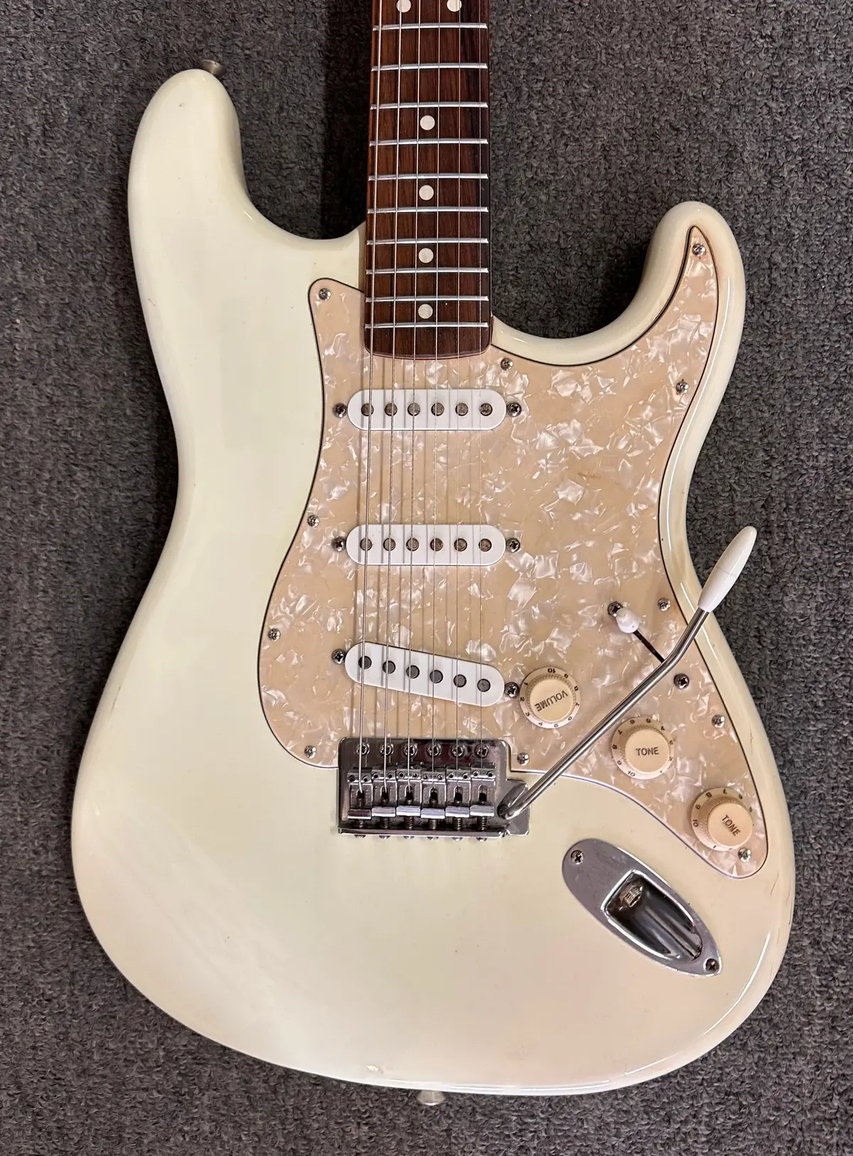 Fender Stratocaster - White With Rosewood Fingerboard 2