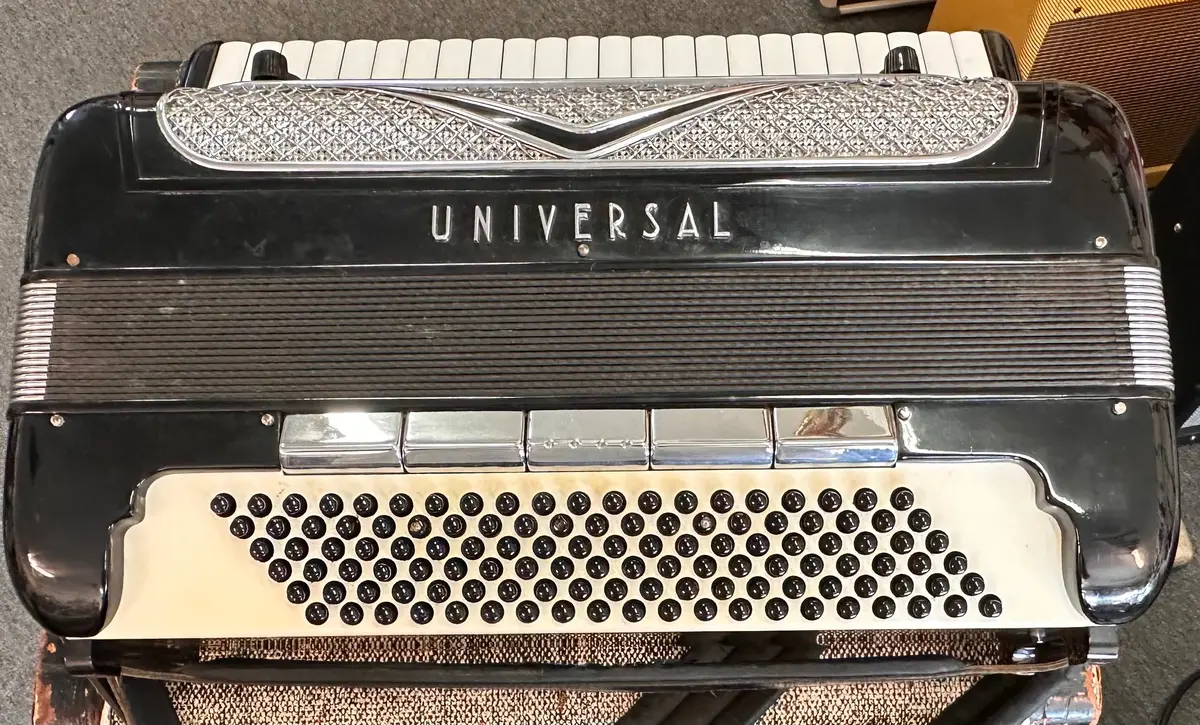 Universal Accordion Model 45115 - Excellent Condition With Case 2