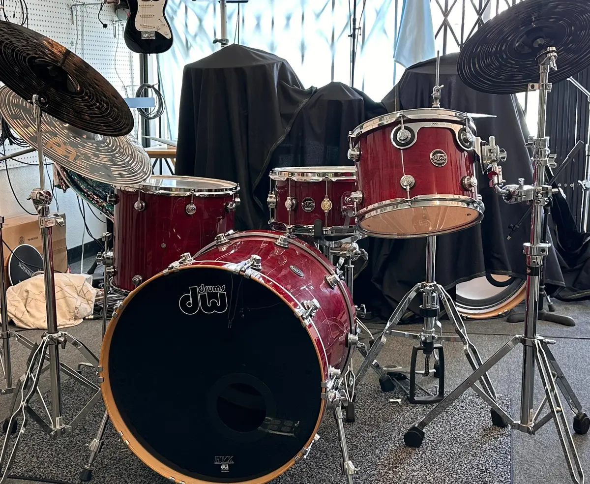 Dw Performance Series Cherry 24-16-12-6" Snare-Axis Pedal-Meinl Cymbals & Stands 1